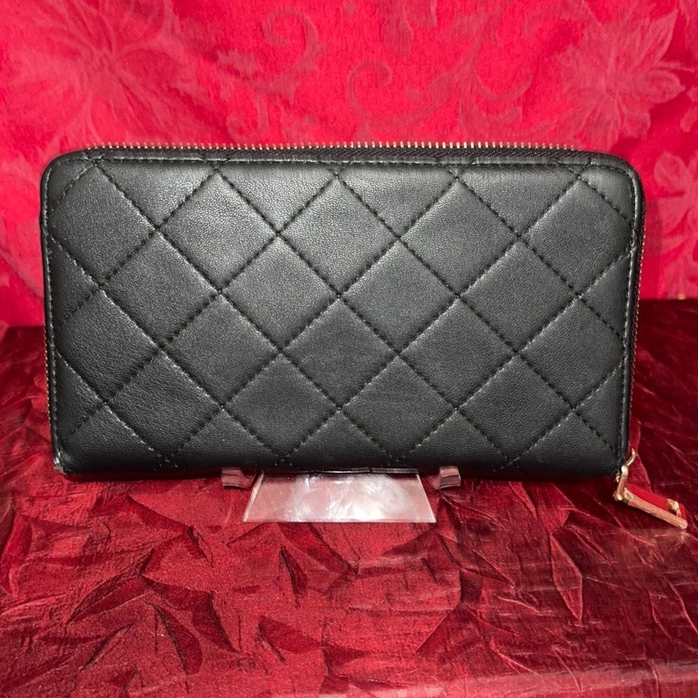 Kelly & Katie‎ Black Quilted Zippered Wallet